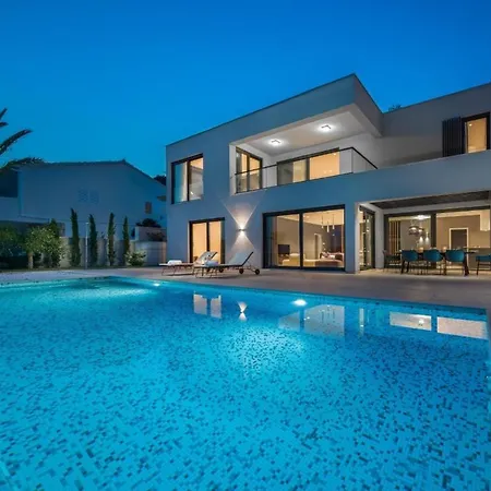 빌라 Villa Trogir